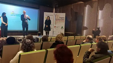 El subdelegado del Gobierno en León mantiene un encuentro con alumnos de la Universidad de la Experiencia en Astorga asistentes a la sesión celebrada en colaboración con la Universidad de León.