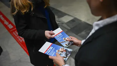 'Tu Línea Roja 55' llega al Hospital de León para concienciar a los pacientes de infarto sobre la importancia de reducir su colesterol.