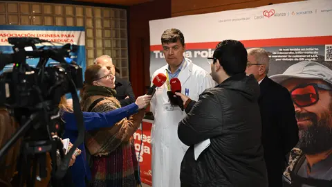 'Tu Línea Roja 55' llega al Hospital de León para concienciar a los pacientes de infarto sobre la importancia de reducir su colesterol.