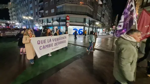 León clama contra la violencia machista en una marcha multitudinaria del 25N. Cientos de personas recorren el centro de la ciudad en una jornada marcada por las 38 víctimas mortales de 2025 y por los actos conmemorativos celebrados en toda España.
