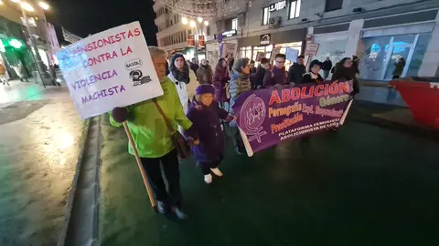 León clama contra la violencia machista en una marcha multitudinaria del 25N. Cientos de personas recorren el centro de la ciudad en una jornada marcada por las 38 víctimas mortales de 2025 y por los actos conmemorativos celebrados en toda España.