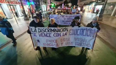 León clama contra la violencia machista en una marcha multitudinaria del 25N. Cientos de personas recorren el centro de la ciudad en una jornada marcada por las 38 víctimas mortales de 2025 y por los actos conmemorativos celebrados en toda España.