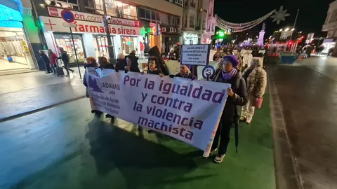 León clama contra la violencia machista en una marcha multitudinaria del 25N. Cientos de personas recorren el centro de la ciudad en una jornada marcada por las 38 víctimas mortales de 2025 y por los actos conmemorativos celebrados en toda España.
