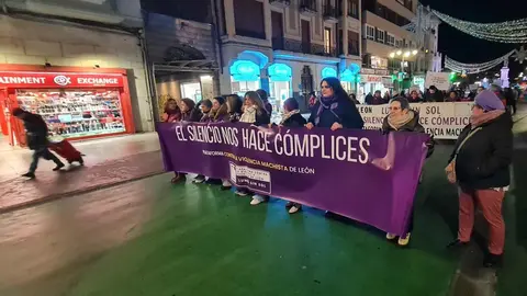 León clama contra la violencia machista en una marcha multitudinaria del 25N. Cientos de personas recorren el centro de la ciudad en una jornada marcada por las 38 víctimas mortales de 2025 y por los actos conmemorativos celebrados en toda España.