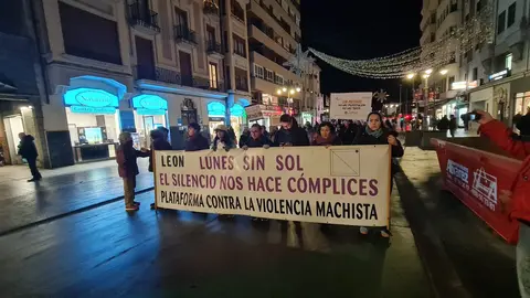 León clama contra la violencia machista en una marcha multitudinaria del 25N. Cientos de personas recorren el centro de la ciudad en una jornada marcada por las 38 víctimas mortales de 2025 y por los actos conmemorativos celebrados en toda España.