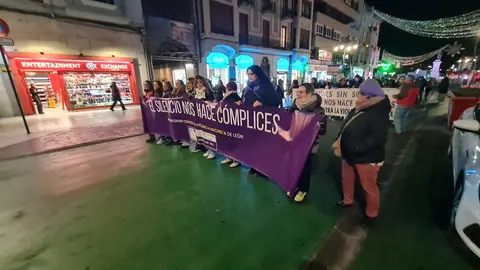 León clama contra la violencia machista en una marcha multitudinaria del 25N. Cientos de personas recorren el centro de la ciudad en una jornada marcada por las 38 víctimas mortales de 2025 y por los actos conmemorativos celebrados en toda España.