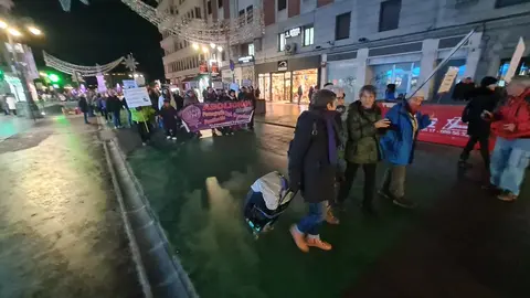 León clama contra la violencia machista en una marcha multitudinaria del 25N. Cientos de personas recorren el centro de la ciudad en una jornada marcada por las 38 víctimas mortales de 2025 y por los actos conmemorativos celebrados en toda España.