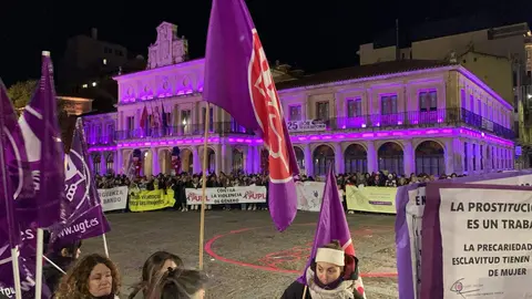 León clama contra la violencia machista en una marcha multitudinaria del 25N. Cientos de personas recorren el centro de la ciudad en una jornada marcada por las 38 víctimas mortales de 2025 y por los actos conmemorativos celebrados en toda España.