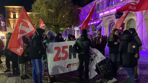 León clama contra la violencia machista en una marcha multitudinaria del 25N. Cientos de personas recorren el centro de la ciudad en una jornada marcada por las 38 víctimas mortales de 2025 y por los actos conmemorativos celebrados en toda España.