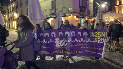 León clama contra la violencia machista en una marcha multitudinaria del 25N. Cientos de personas recorren el centro de la ciudad en una jornada marcada por las 38 víctimas mortales de 2025 y por los actos conmemorativos celebrados en toda España.)