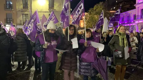 León clama contra la violencia machista en una marcha multitudinaria del 25N. Cientos de personas recorren el centro de la ciudad en una jornada marcada por las 38 víctimas mortales de 2025 y por los actos conmemorativos celebrados en toda España.