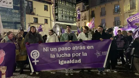 León clama contra la violencia machista en una marcha multitudinaria del 25N. Cientos de personas recorren el centro de la ciudad en una jornada marcada por las 38 víctimas mortales de 2025 y por los actos conmemorativos celebrados en toda España.