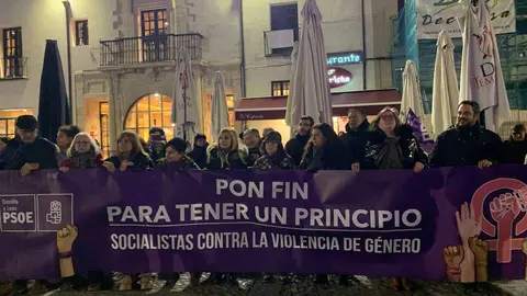 León clama contra la violencia machista en una marcha multitudinaria del 25N. Cientos de personas recorren el centro de la ciudad en una jornada marcada por las 38 víctimas mortales de 2025 y por los actos conmemorativos celebrados en toda España.