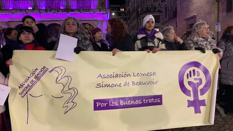 León clama contra la violencia machista en una marcha multitudinaria del 25N. Cientos de personas recorren el centro de la ciudad en una jornada marcada por las 38 víctimas mortales de 2025 y por los actos conmemorativos celebrados en toda España.