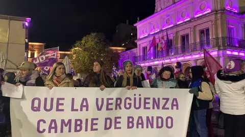 León clama contra la violencia machista en una marcha multitudinaria del 25N. Cientos de personas recorren el centro de la ciudad en una jornada marcada por las 38 víctimas mortales de 2025 y por los actos conmemorativos celebrados en toda España.