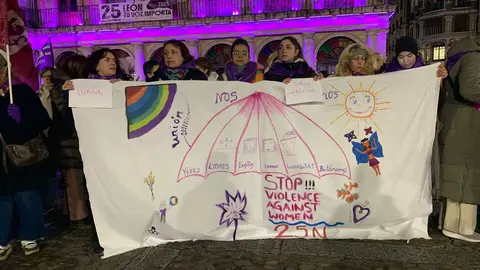 León clama contra la violencia machista en una marcha multitudinaria del 25N. Cientos de personas recorren el centro de la ciudad en una jornada marcada por las 38 víctimas mortales de 2025 y por los actos conmemorativos celebrados en toda España.