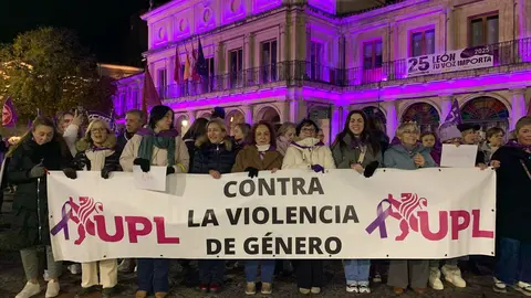 León clama contra la violencia machista en una marcha multitudinaria del 25N. Cientos de personas recorren el centro de la ciudad en una jornada marcada por las 38 víctimas mortales de 2025 y por los actos conmemorativos celebrados en toda España.