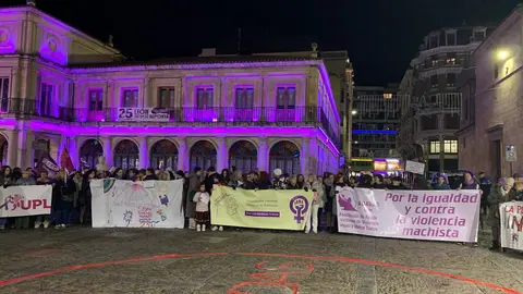 León clama contra la violencia machista en una marcha multitudinaria del 25N. Cientos de personas recorren el centro de la ciudad en una jornada marcada por las 38 víctimas mortales de 2025 y por los actos conmemorativos celebrados en toda España.