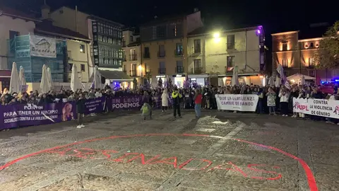 León clama contra la violencia machista en una marcha multitudinaria del 25N. Cientos de personas recorren el centro de la ciudad en una jornada marcada por las 38 víctimas mortales de 2025 y por los actos conmemorativos celebrados en toda España.
