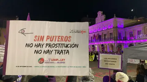 León clama contra la violencia machista en una marcha multitudinaria del 25N. Cientos de personas recorren el centro de la ciudad en una jornada marcada por las 38 víctimas mortales de 2025 y por los actos conmemorativos celebrados en toda España.