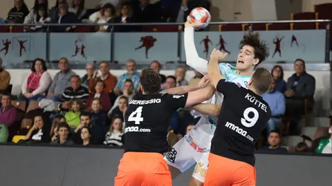 El Abanca Ademar se impone 30-27 tras un duelo de intercambio constante que condena al Kadetten Schaffhausen al último puesto del grupo y mantiene vivo al equipo de Dani Gordo antes del choque decisivo ante el Nexe. Fotos: Isaac Llamazares