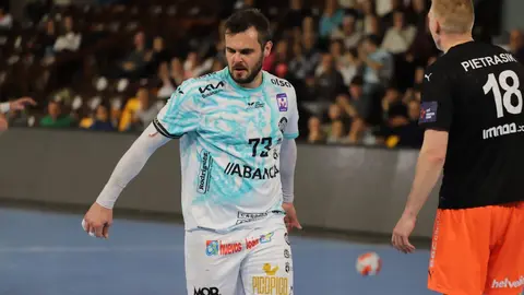 El Abanca Ademar se impone 30-27 tras un duelo de intercambio constante que condena al Kadetten Schaffhausen al último puesto del grupo y mantiene vivo al equipo de Dani Gordo antes del choque decisivo ante el Nexe. Fotos: Isaac Llamazares