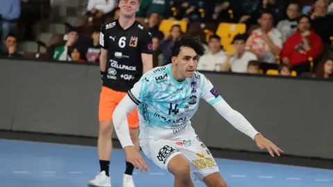 El Abanca Ademar se impone 30-27 tras un duelo de intercambio constante que condena al Kadetten Schaffhausen al último puesto del grupo y mantiene vivo al equipo de Dani Gordo antes del choque decisivo ante el Nexe. Fotos: Isaac Llamazares