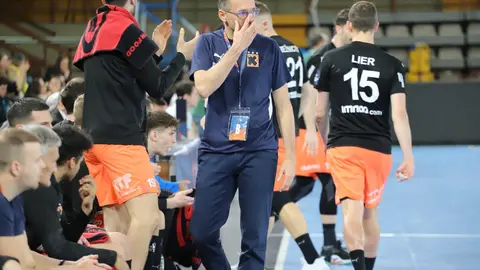 El Abanca Ademar se impone 30-27 tras un duelo de intercambio constante que condena al Kadetten Schaffhausen al último puesto del grupo y mantiene vivo al equipo de Dani Gordo antes del choque decisivo ante el Nexe. Fotos: Isaac Llamazares