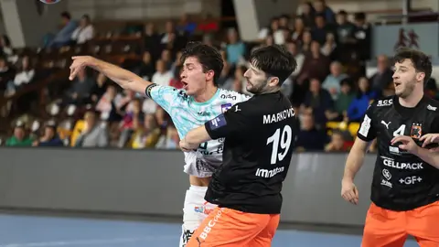 El Abanca Ademar se impone 30-27 tras un duelo de intercambio constante que condena al Kadetten Schaffhausen al último puesto del grupo y mantiene vivo al equipo de Dani Gordo antes del choque decisivo ante el Nexe. Fotos: Isaac Llamazares