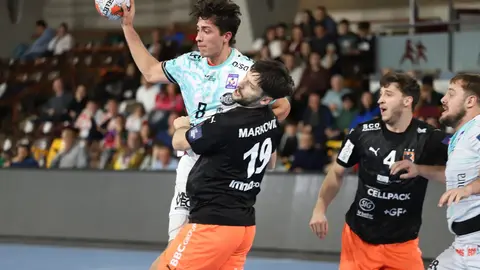 El Abanca Ademar se impone 30-27 tras un duelo de intercambio constante que condena al Kadetten Schaffhausen al último puesto del grupo y mantiene vivo al equipo de Dani Gordo antes del choque decisivo ante el Nexe. Fotos: Isaac Llamazares