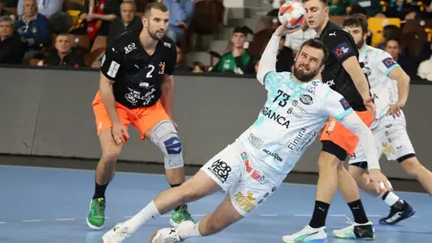 El Abanca Ademar se impone 30-27 tras un duelo de intercambio constante que condena al Kadetten Schaffhausen al último puesto del grupo y mantiene vivo al equipo de Dani Gordo antes del choque decisivo ante el Nexe. Fotos: Isaac Llamazares