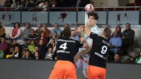 El Abanca Ademar se impone 30-27 tras un duelo de intercambio constante que condena al Kadetten Schaffhausen al último puesto del grupo y mantiene vivo al equipo de Dani Gordo antes del choque decisivo ante el Nexe. Fotos: Isaac Llamazares