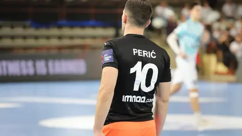 El Abanca Ademar se impone 30-27 tras un duelo de intercambio constante que condena al Kadetten Schaffhausen al último puesto del grupo y mantiene vivo al equipo de Dani Gordo antes del choque decisivo ante el Nexe. Fotos: Isaac Llamazares