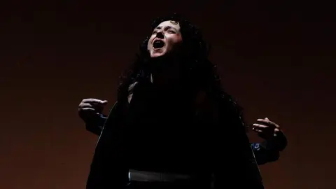 La leonesa Lucía Fontanilla sobre el escenario representando 'Quelis, el musical', 2024 Plan B Producciones.