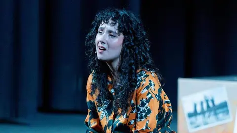 La leonesa Lucía Fontanilla sobre el escenario representando 'Quelis, el musical', 2024 Plan B Producciones.