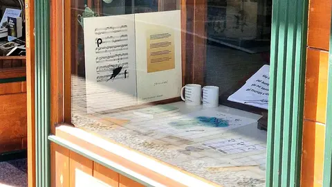 La apuesta más reciente y significativa de la Librería Arlequín subraya su elevado perfil cultural: la coordinación con la exposición del poeta pluridisciplinar leonés Gustavo Vega Mansilla que tiene hasta el próximos mes de enero en la prestigiosa Casa de la Poesía, Museo-Archivo Antonio Colinas