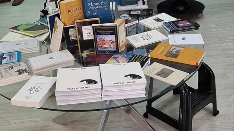 La apuesta más reciente y significativa de la Librería Arlequín subraya su elevado perfil cultural: la coordinación con la exposición del poeta pluridisciplinar leonés Gustavo Vega Mansilla que tiene hasta el próximos mes de enero en la prestigiosa Casa de la Poesía, Museo-Archivo Antonio Colinas