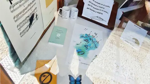 La apuesta más reciente y significativa de la Librería Arlequín subraya su elevado perfil cultural: la coordinación con la exposición del poeta pluridisciplinar leonés Gustavo Vega Mansilla que tiene hasta el próximos mes de enero en la prestigiosa Casa de la Poesía, Museo-Archivo Antonio Colinas