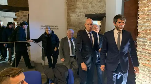 El alcalde de León, José Antonio Diez, se reúne con el ministro de Cultura, Ernest Urtasun, durante su visita a la capital momentos antes de anunciar la recuperación del Teatro Emperador. Fotos: Campillo