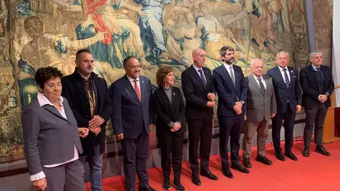 El alcalde de León, José Antonio Diez, se reúne con el ministro de Cultura, Ernest Urtasun, durante su visita a la capital momentos antes de anunciar la recuperación del Teatro Emperador. Fotos: Campillo