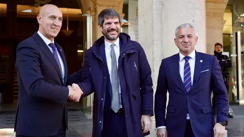 El alcalde de León, José Antonio Diez, se reúne con el ministro de Cultura, Ernest Urtasun, durante su visita a la capital momentos antes de anunciar la recuperación del Teatro Emperador. Fotos: Campillo