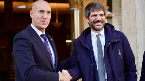El alcalde de León, José Antonio Diez, se reúne con el ministro de Cultura, Ernest Urtasun, durante su visita a la capital momentos antes de anunciar la recuperación del Teatro Emperador. Fotos: Campillo