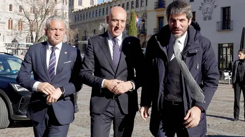 El alcalde de León, José Antonio Diez, se reúne con el ministro de Cultura, Ernest Urtasun, durante su visita a la capital momentos antes de anunciar la recuperación del Teatro Emperador. Fotos: Campillo