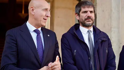 El alcalde de León, José Antonio Diez, se reúne con el ministro de Cultura, Ernest Urtasun, durante su visita a la capital momentos antes de anunciar la recuperación del Teatro Emperador. Fotos: Campillo