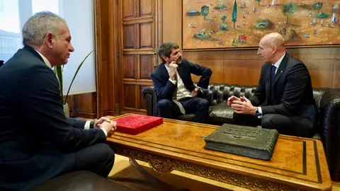 El alcalde de León, José Antonio Diez, se reúne con el ministro de Cultura, Ernest Urtasun, durante su visita a la capital momentos antes de anunciar la recuperación del Teatro Emperador. Fotos: Campillo