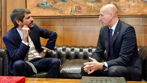 El alcalde de León, José Antonio Diez, se reúne con el ministro de Cultura, Ernest Urtasun, durante su visita a la capital momentos antes de anunciar la recuperación del Teatro Emperador. Fotos: Campillo