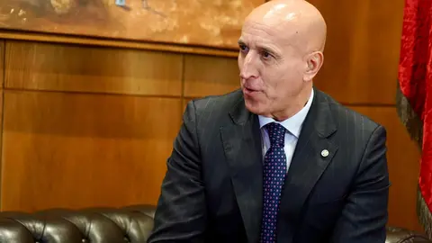 El alcalde de León, José Antonio Diez, se reúne con el ministro de Cultura, Ernest Urtasun, durante su visita a la capital momentos antes de anunciar la recuperación del Teatro Emperador. Fotos: Campillo