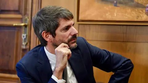 El alcalde de León, José Antonio Diez, se reúne con el ministro de Cultura, Ernest Urtasun, durante su visita a la capital momentos antes de anunciar la recuperación del Teatro Emperador. Fotos: Campillo