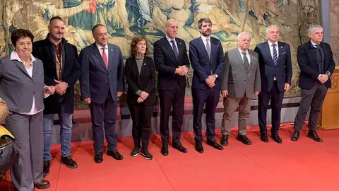 El alcalde de León, José Antonio Diez, se reúne con el ministro de Cultura, Ernest Urtasun, durante su visita a la capital momentos antes de anunciar la recuperación del Teatro Emperador. Fotos: Campillo