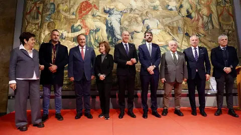 El ministro de Cultura, Ernest Urtasun y el alcalde de León, José Antonio Diez, presentan las obras del Teatro Emperador. Les acompañan el consejero de Cultura, Turismo y Deporte, Gonzalo Santonja y el presidente de la Diputación de León, Gerardo Álvarez Courel, y el delegado del Gobierno, Nicanor Sen, entre otras autoridades. Foto: Campillo